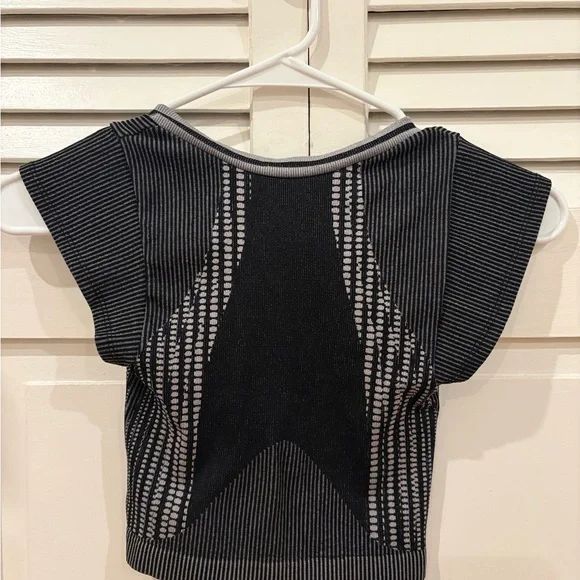 Black & Gray Urban outfitters Sealmless Crop Top - Picture 5 of 6